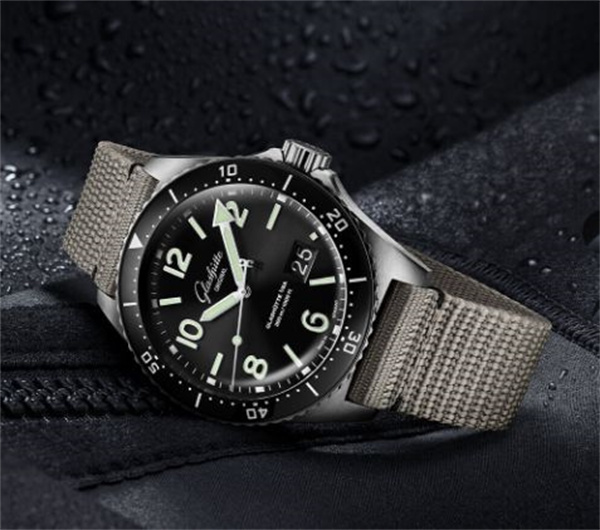 格拉苏蒂手表进灰了解决方法是什么(图) 格拉苏蒂手表进灰了解决方法是什么(图)